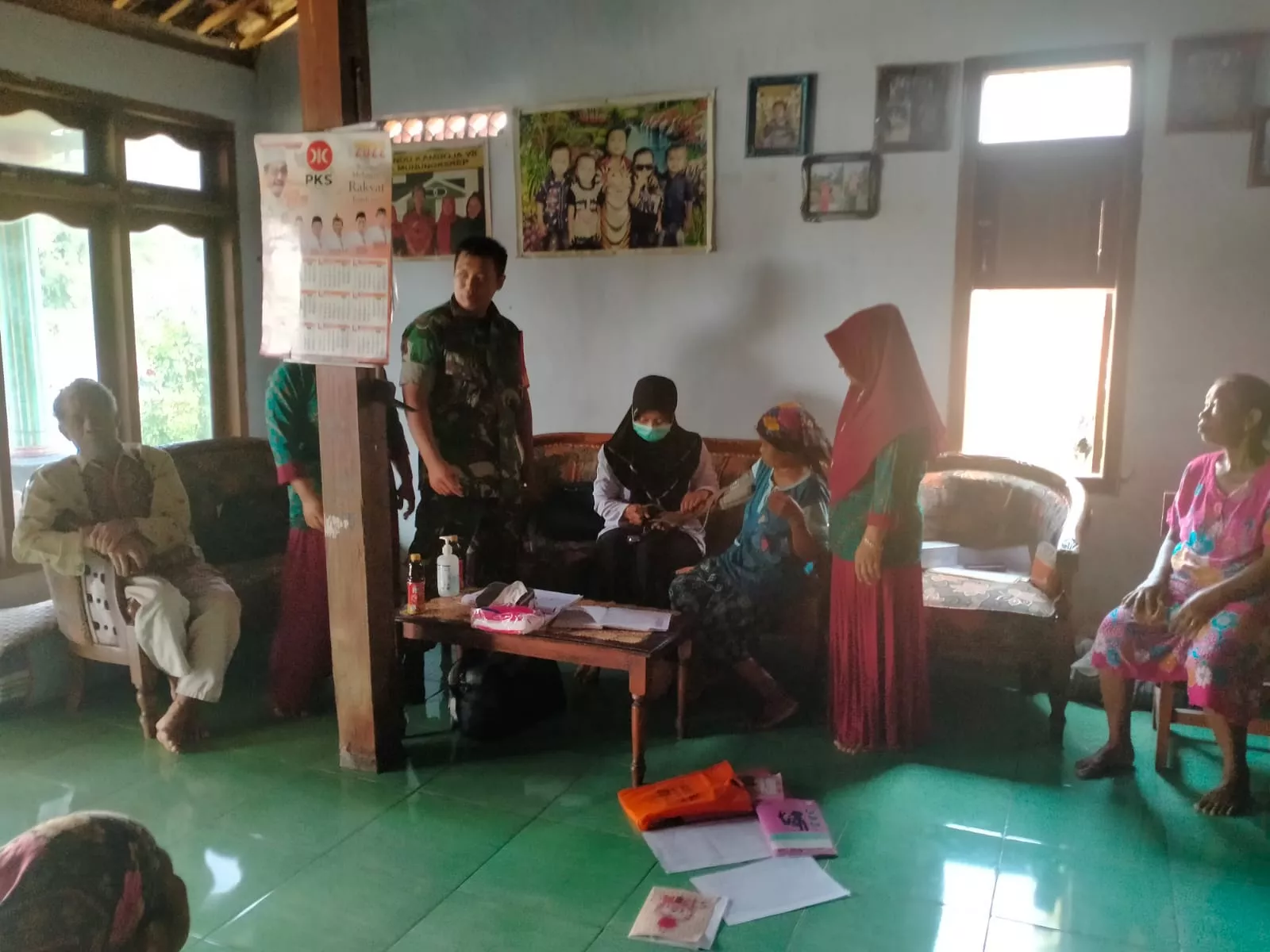 Babinsa Koramil Kabuh Dampingi Posyandu Lansia di Desa Munungkerep