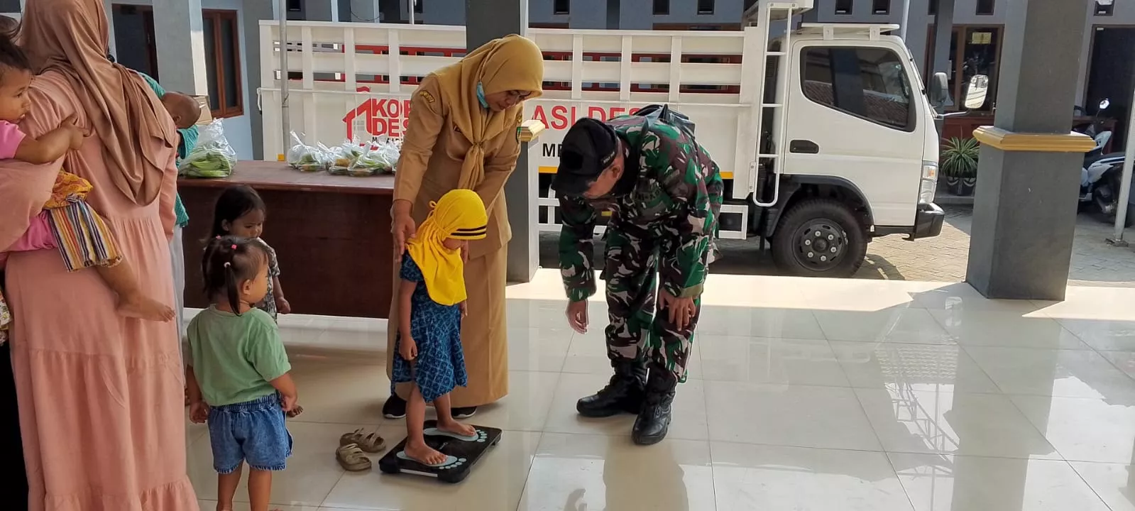 Babinsa Kesamben Dampingi Posyandu di Desa Jombatan