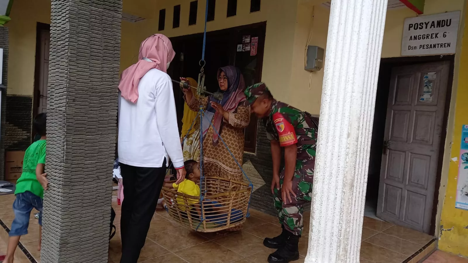 Babinsa Peterongan Dampingi Posyandu Balita di Jombang