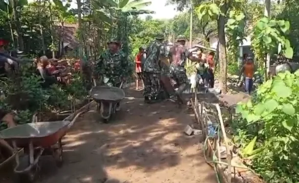 Koramil Bareng Cor Jalan Bersama Warga Desa Pulosari
