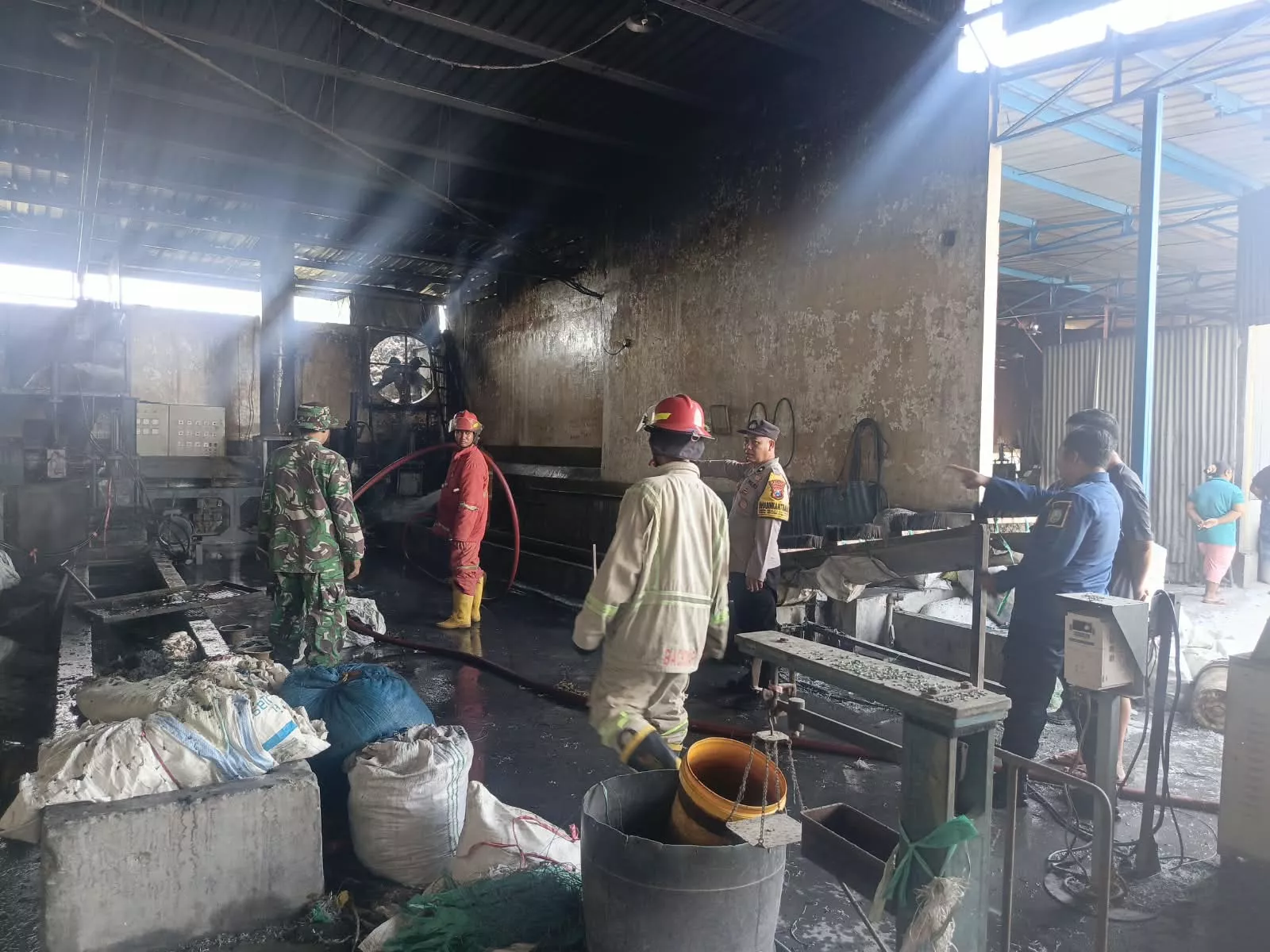 Kebakaran Pabrik Plastik di Jombang, Babinsa dan Karyawan Bersatu Padamkan Api