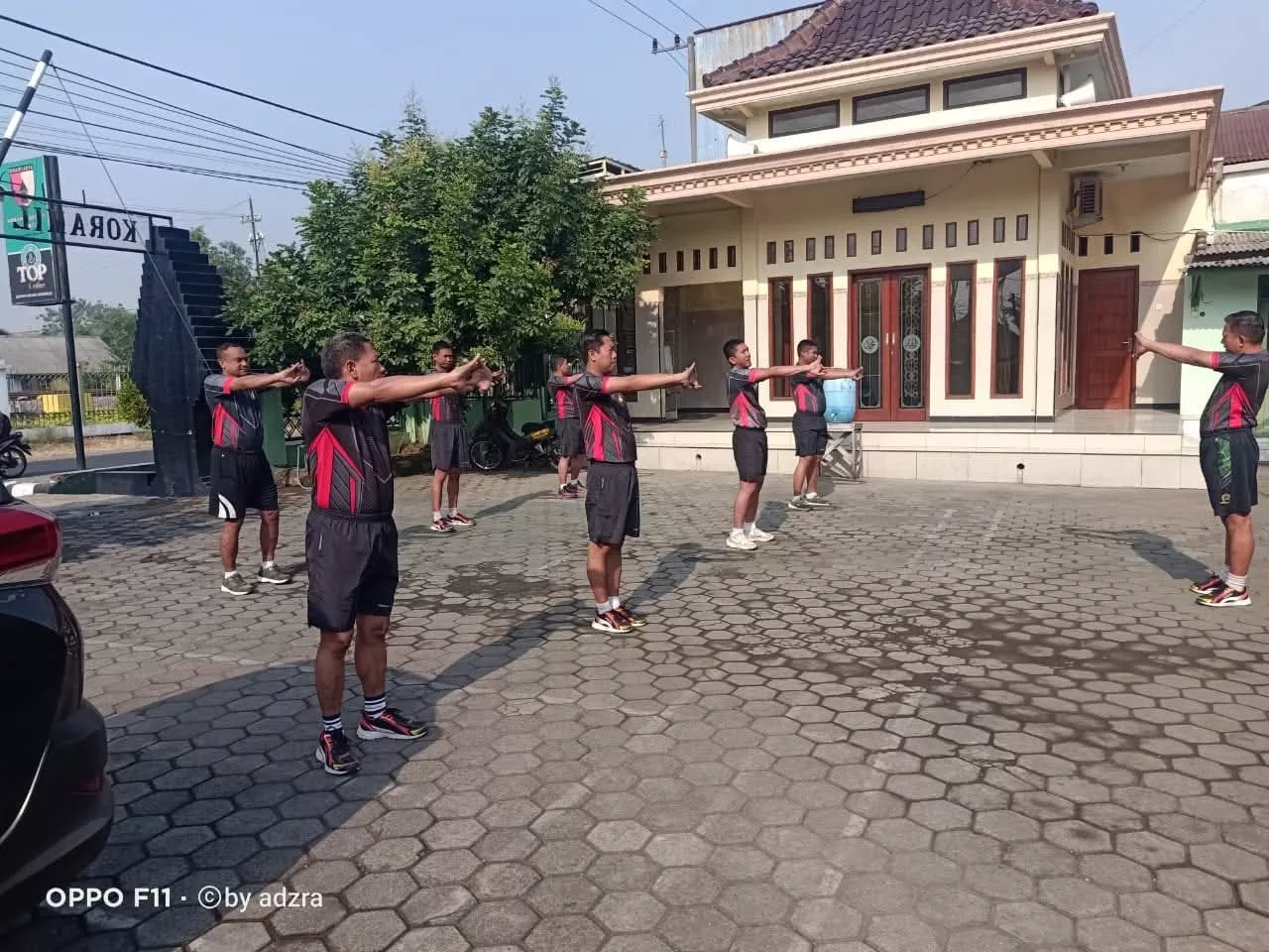 Personel Babinsa Koramil Sumobito Lakukan Olahraga Umum