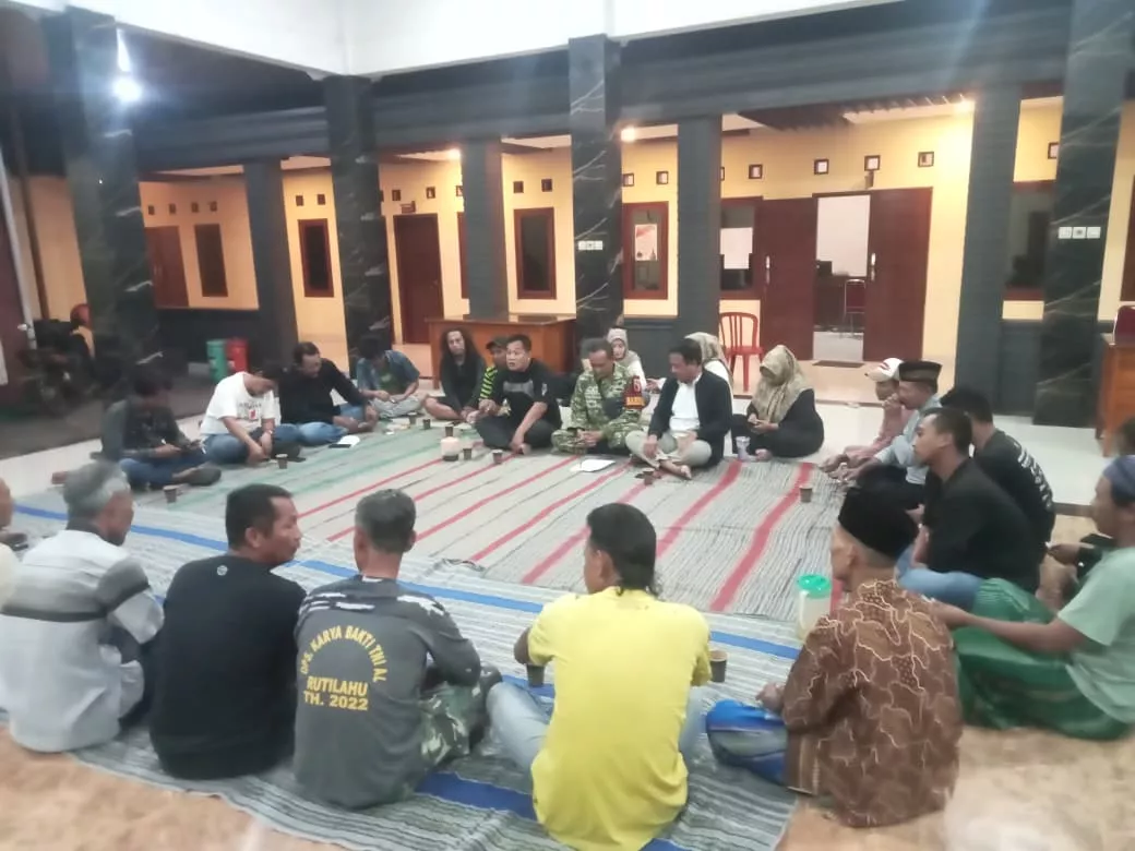 Babinsa Koramil Sumobito Komsos dengan Warga Kedungpapar