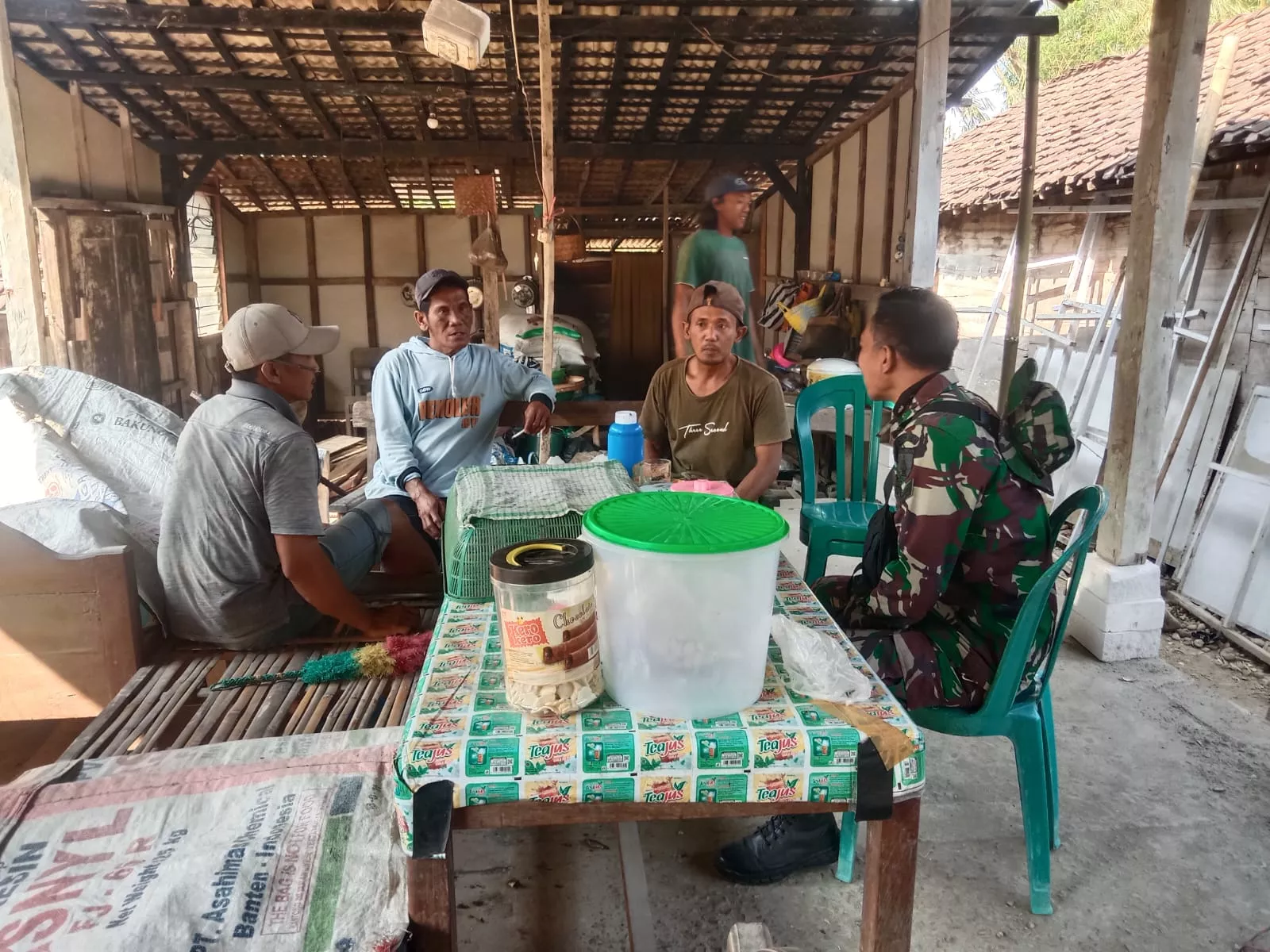 Sertu Suta Jalin Komsos dengan Warga di Lokasi Bedah Rumah TMMD ke-130