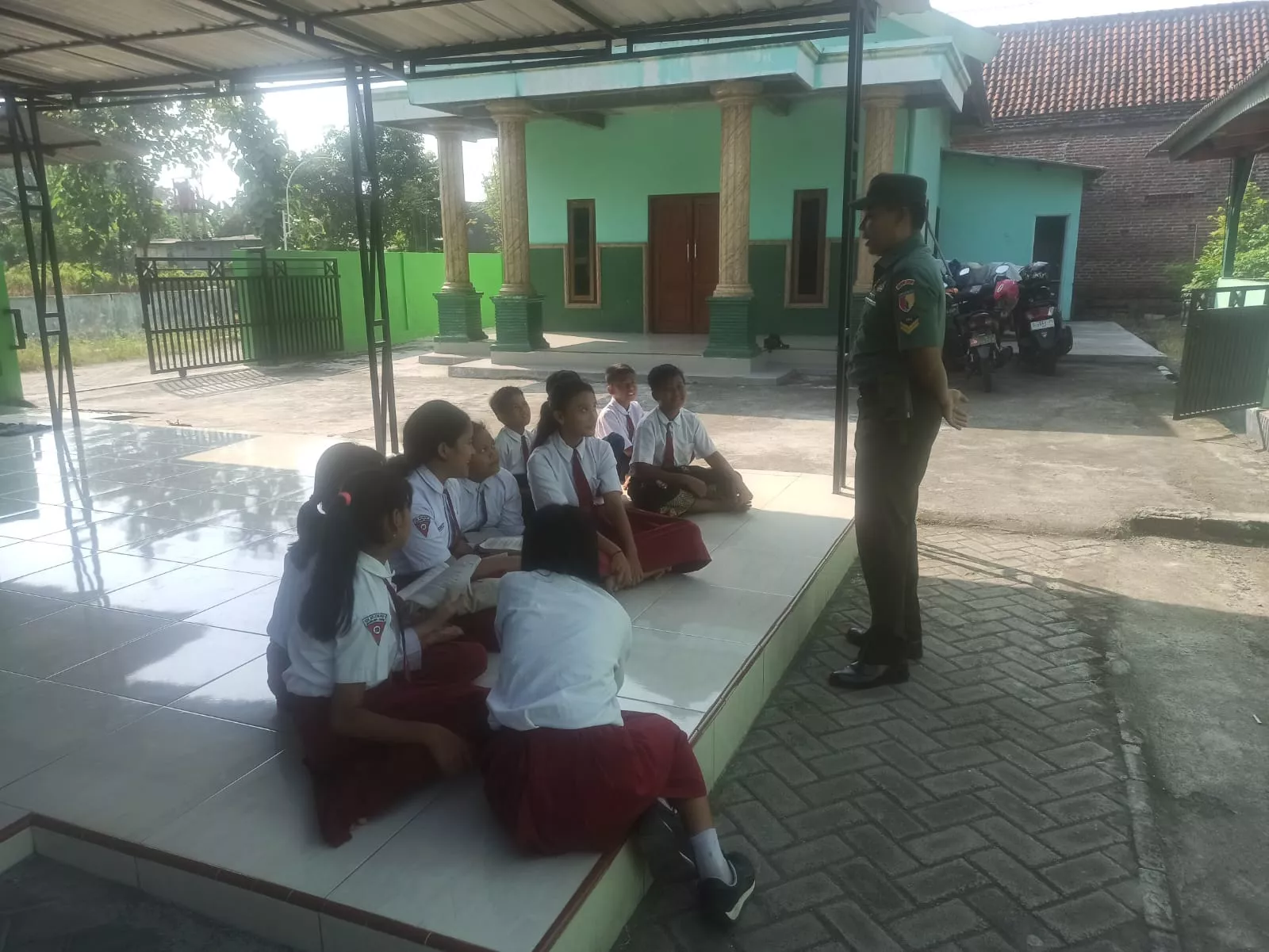 Babinsa Koramil Mojowarno Tanamkan Kedisiplinan pada Pelajar