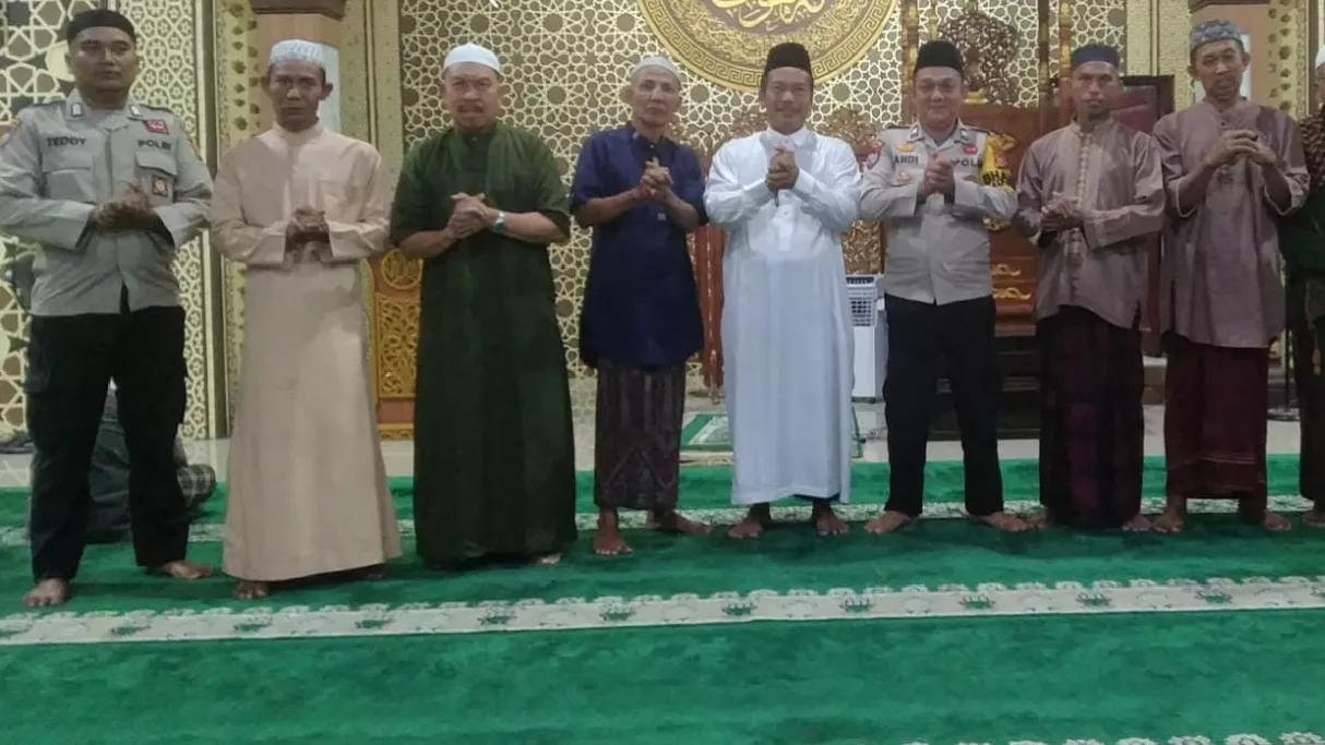 Polsek Tanah Merah Gelar Sholat Subuh Keliling dan Sampaikan Imbauan Kamtibmas Kepada Jamaah