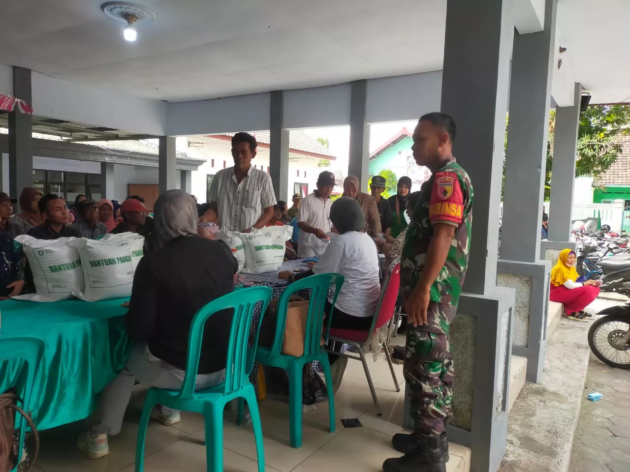 Babinsa Jombang Dampingi Penyaluran Bantuan Beras di Desa Pulolor