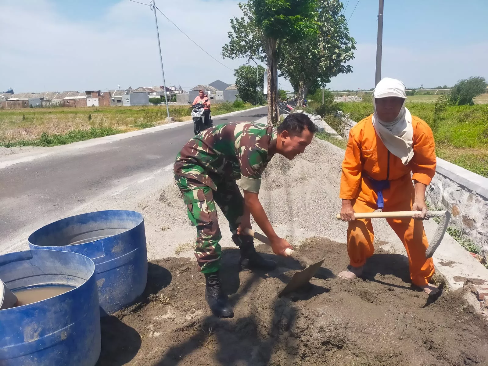 Sertu Shofi dan Warga Desa Banjardowo Gelar Karya Bakti