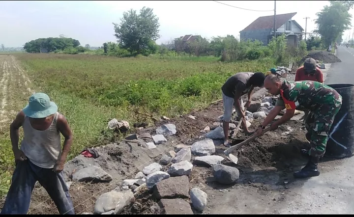 Babinsa dan Warga Manduro Gotong Royong Bangun Parit