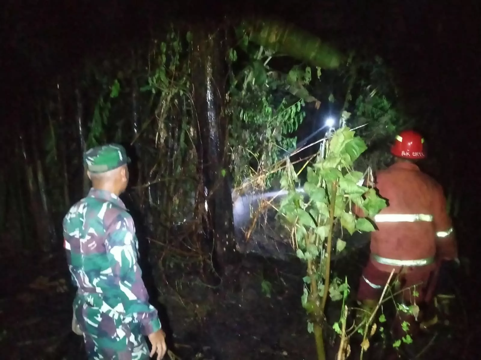 Babinsa Koramil Mojoagung Bantu Padamkan Kebakaran di Desa Mancilan