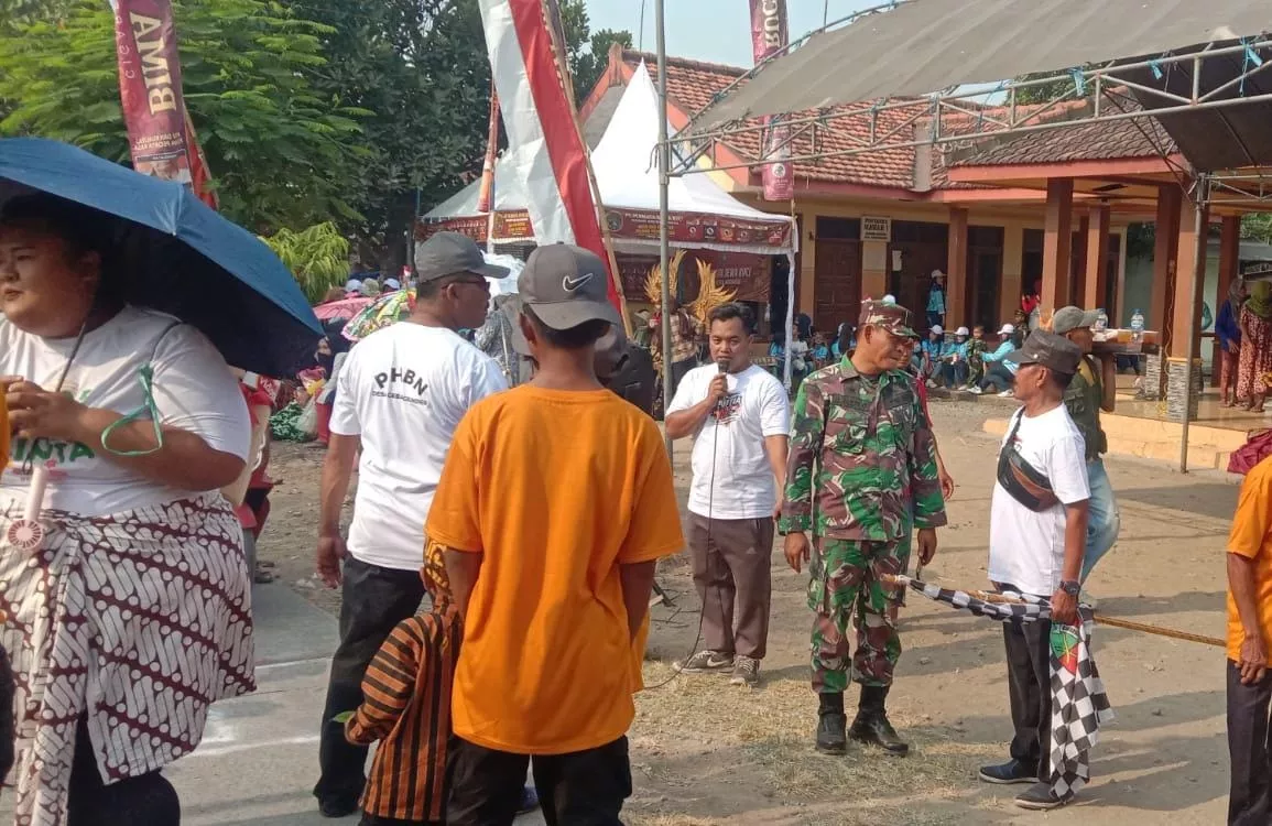 Babinsa Koramil Plandaan Bersama Polsek Amankan Pelaksanaan Carnaval di Desa Sumberjo