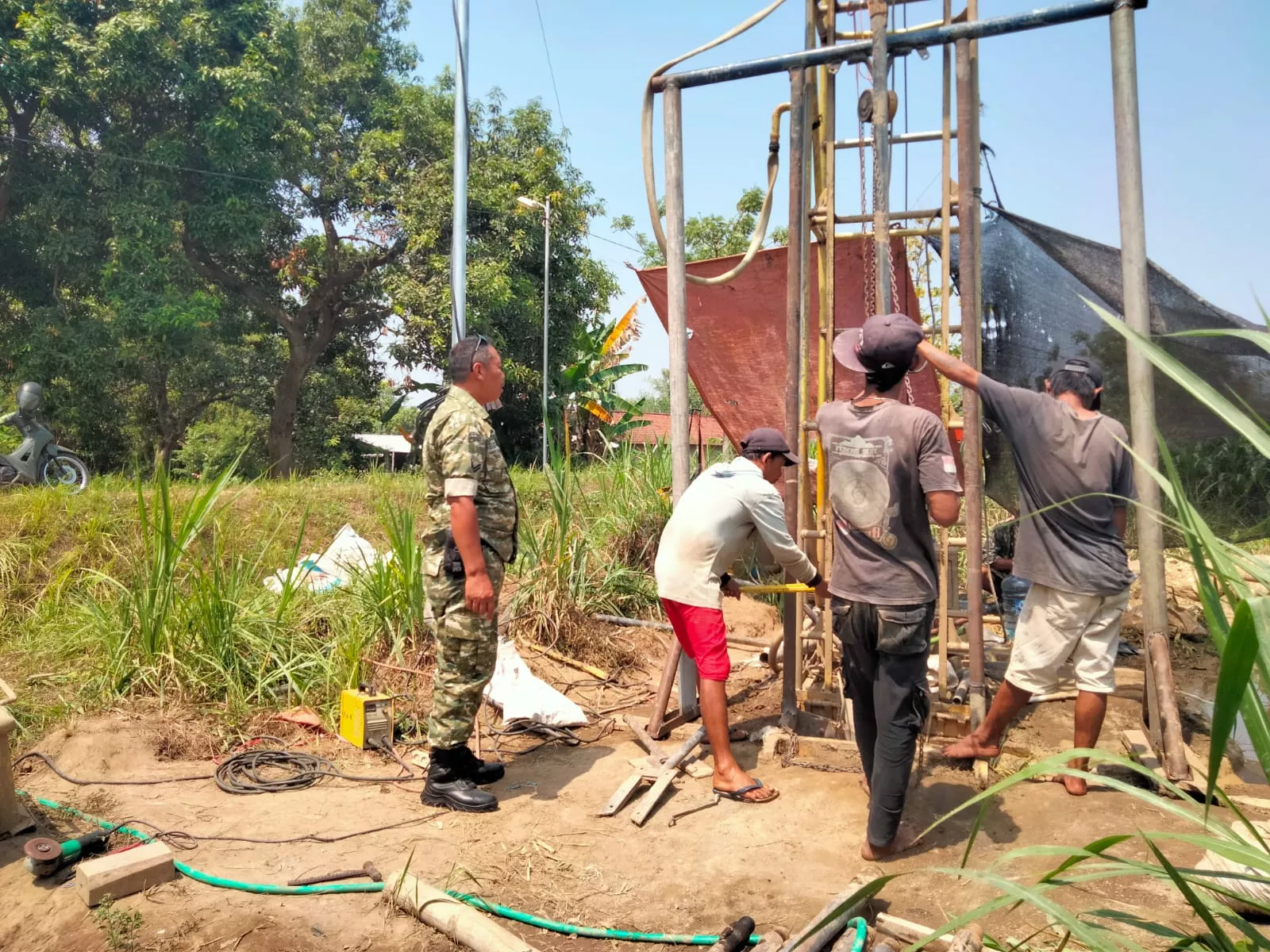 Babinsa Koramil Gudo Pantau Pembuatan Sumur Bor di Mejoyolosari