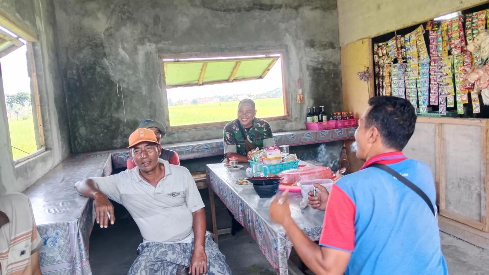 Babinsa Mojowarno Komsos dengan Warga Kedungpari Jombang