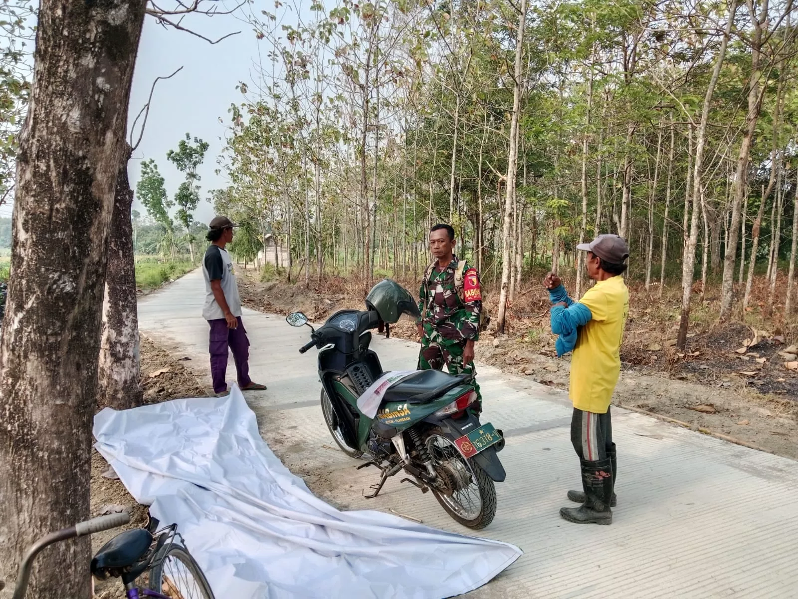 Babinsa Plandaan Koordinasi dengan Penjaga Hutan Antisipasi Karhutla
