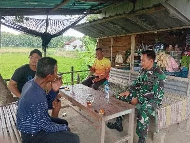 Babinsa Koramil Kabuh Komsos Santai di Warung Kopi