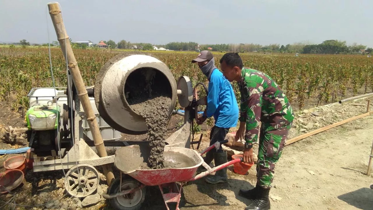 Babinsa dan Warga Tanggung Kramat Perbaiki Jalan Akses Pertanian