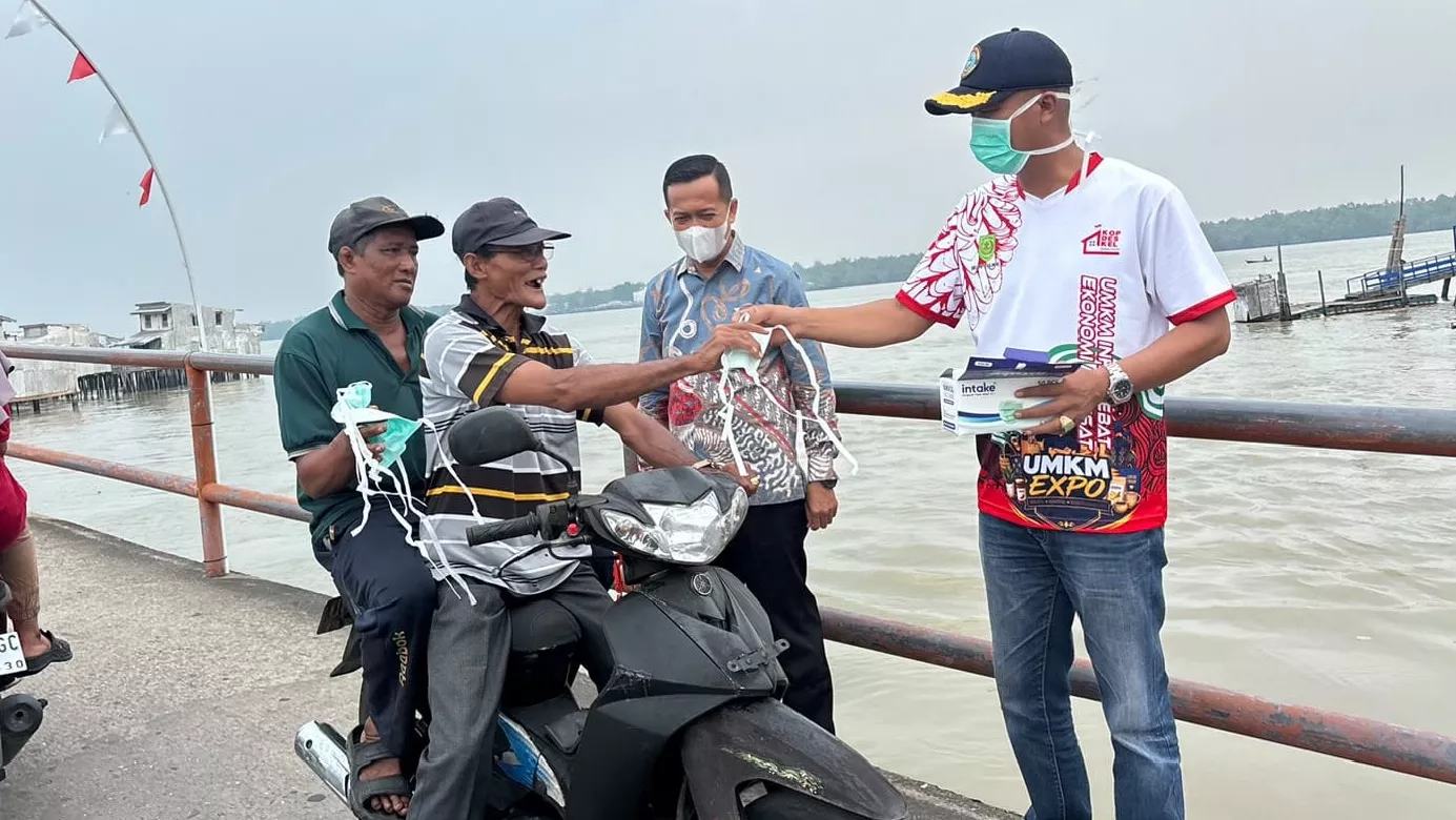 Puskesmas Kuala Enok Bagikan Masker ke Warga dan Sekolah
