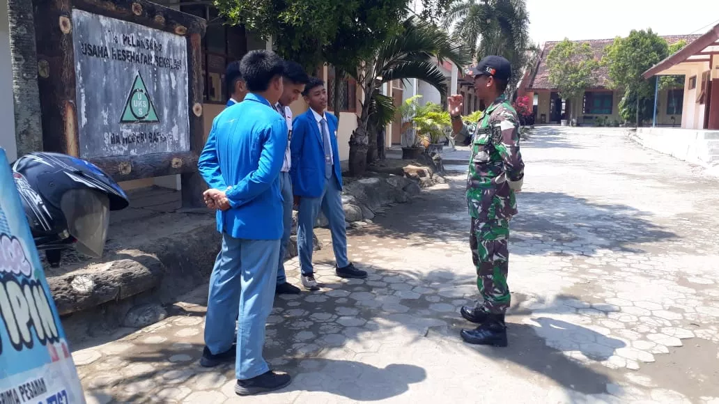 Babinsa Bareng Beri Arahan Disiplin ke Pelajar SMA Jombang