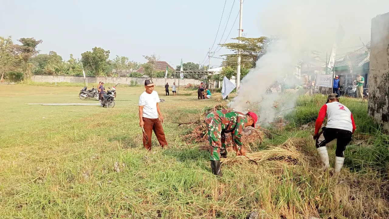 Babinsa Ajak Warga Mojokrapak Gotong Royong Bersihkan Lingkungan