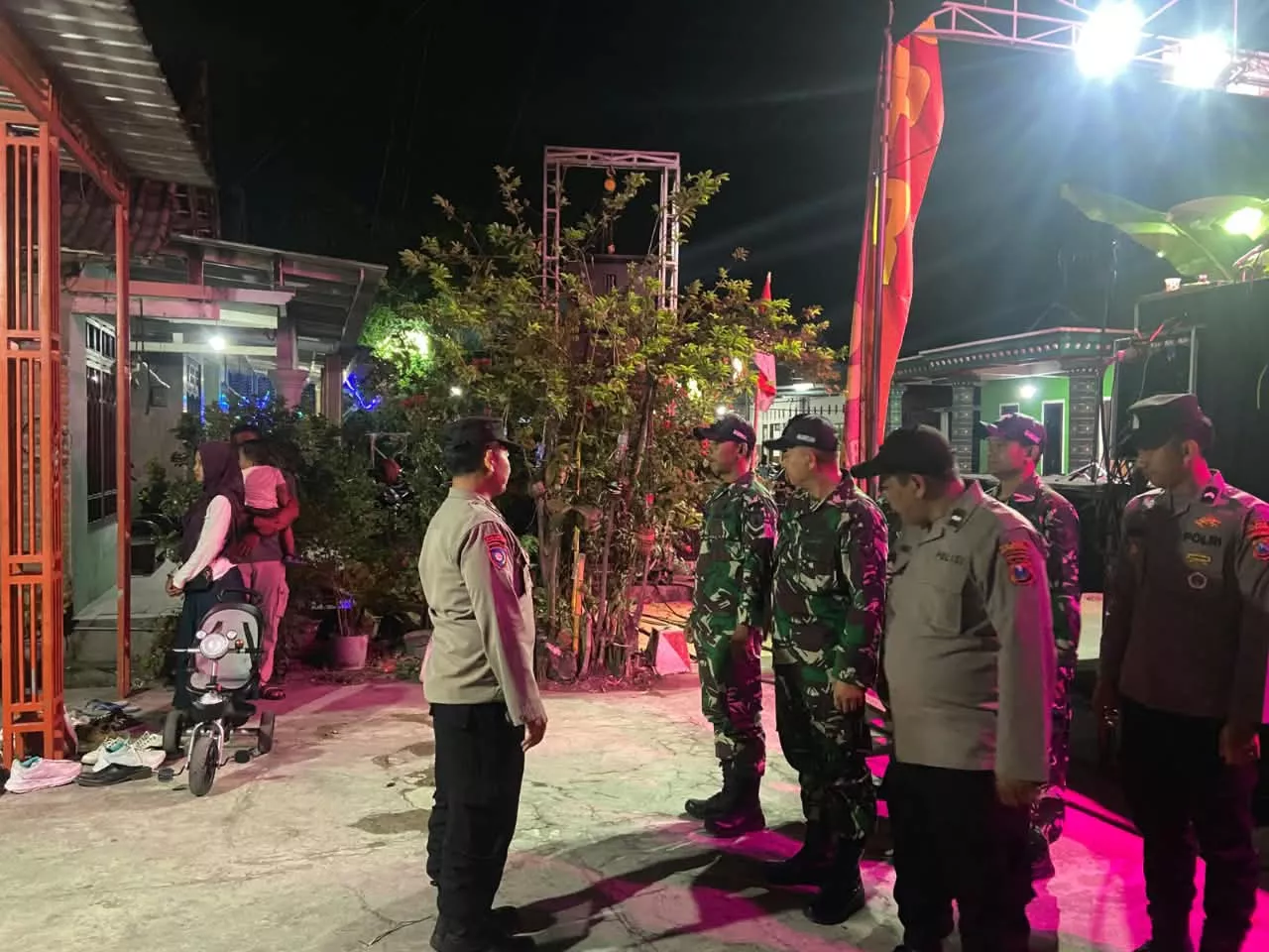 Babinsa Koramil Sumobito Amankan Pawai Hiburan di Desa Palrejo