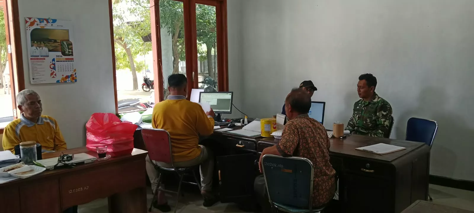Babinsa Koramil Kudu Komsos dengan Perhutani, Bahas Keamanan Hutan