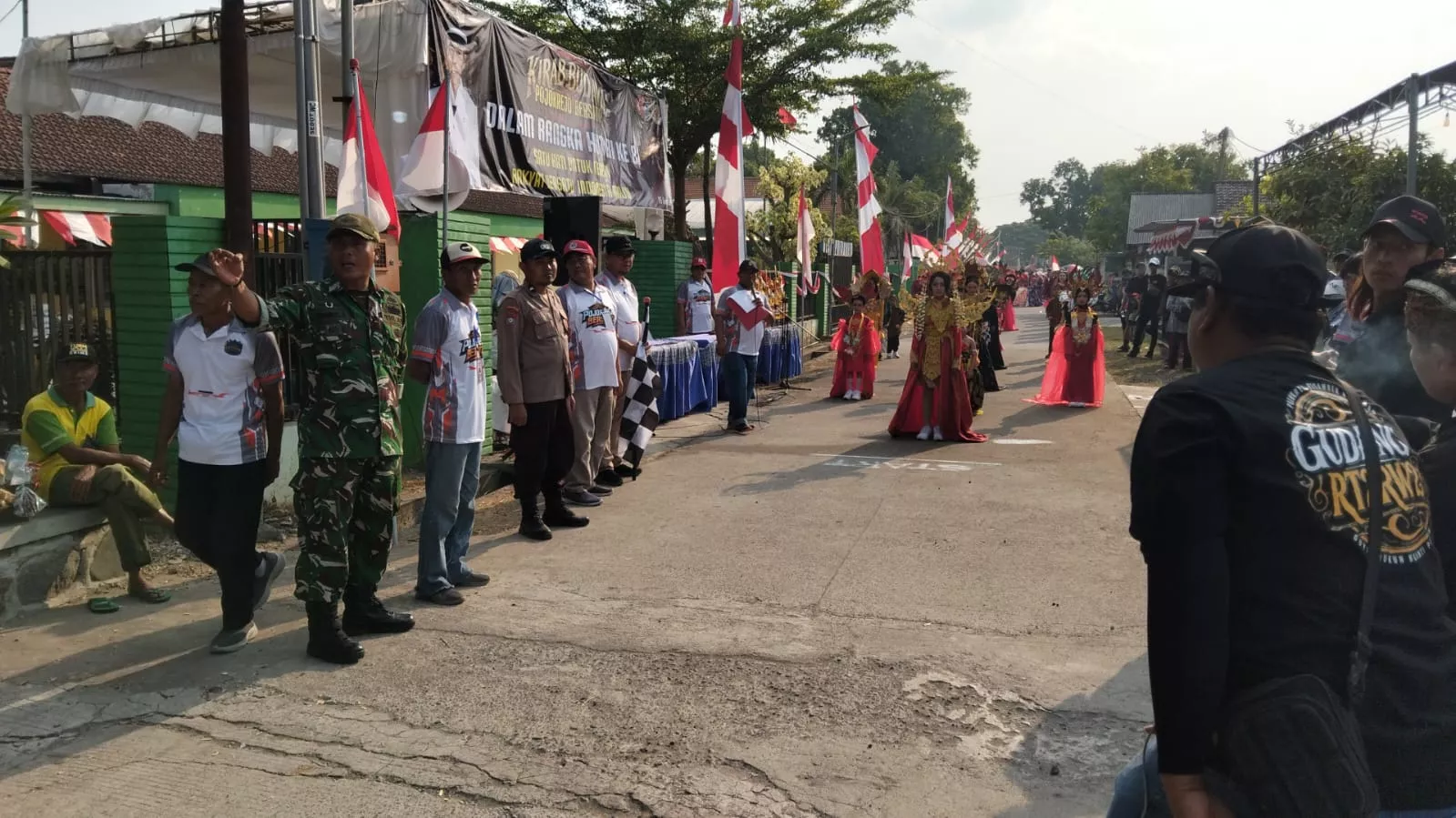 Babinsa Koramil Kesamben Amankan Karnaval Desa Pojok Rejo