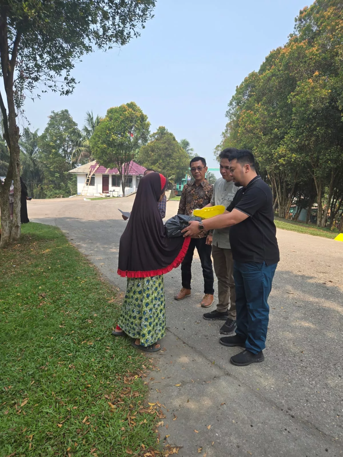 Lewat Program CSR, Direksi PT Putera Keritang Sawit Salurkan Sembako kepada Masyarakat di Jumat Berkah