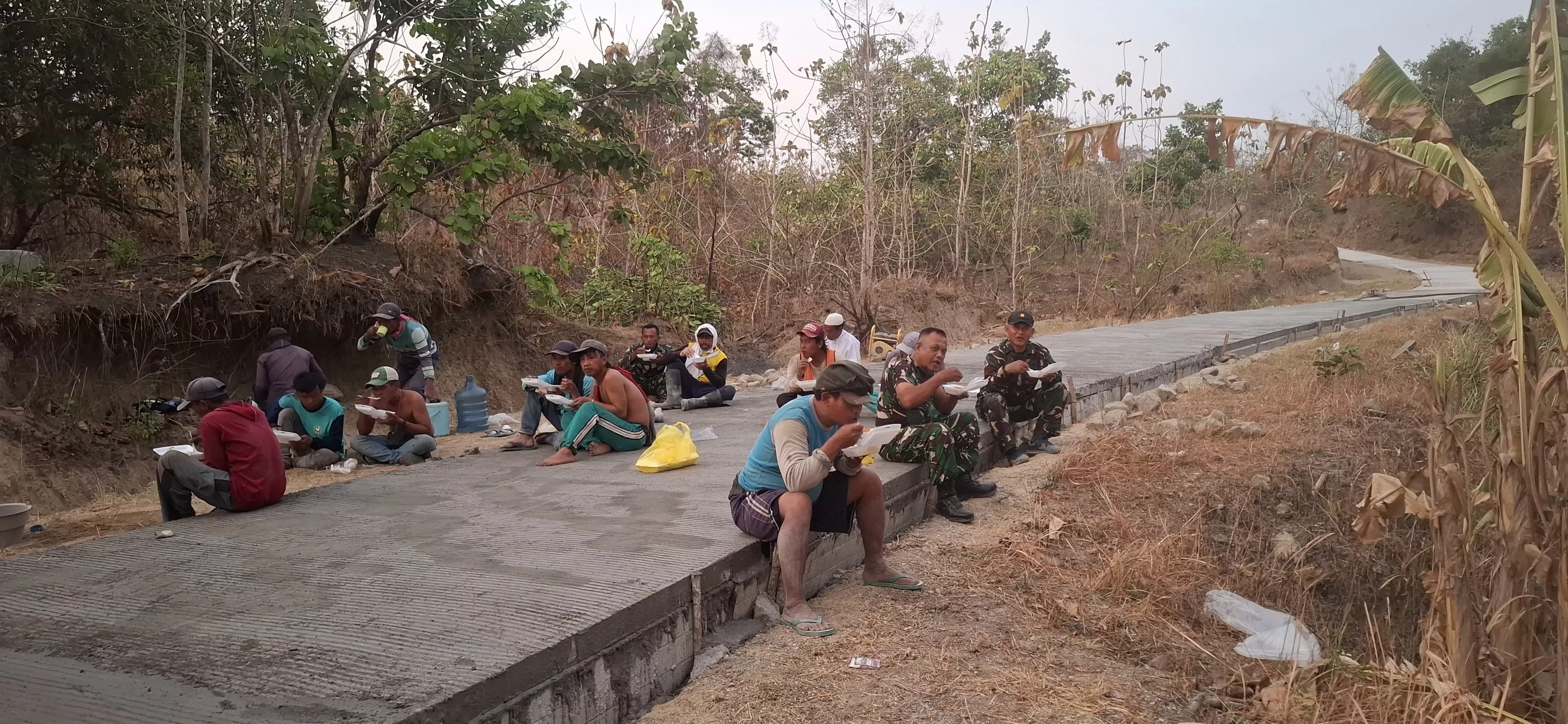 Danramil Megaluh Makan Bersama Pekerja TMMD ke-130 di Desa Klitik