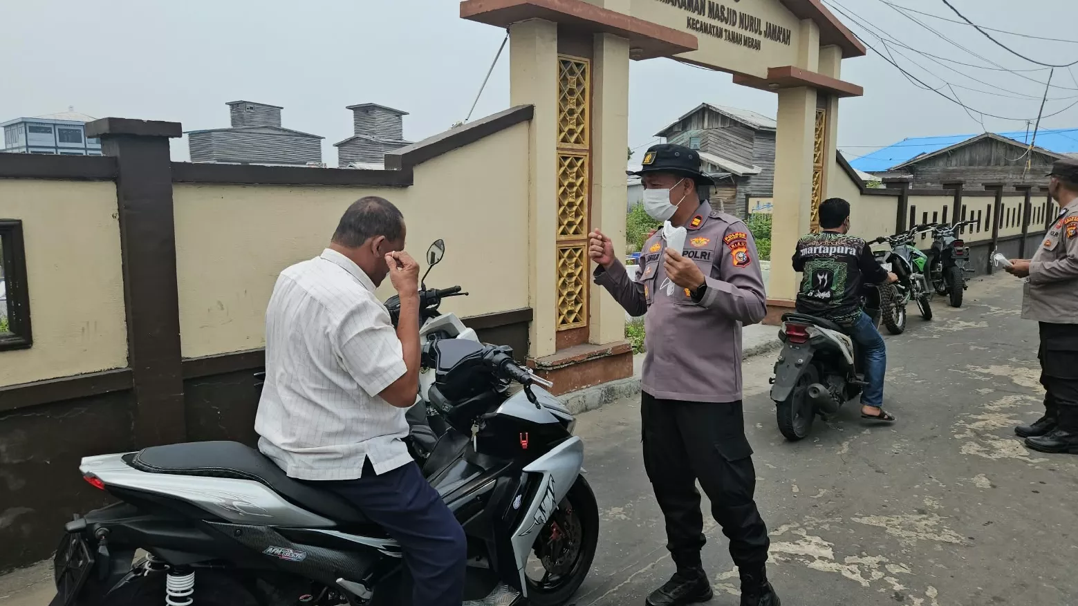 PSMTI dan Polsek Tanah Merah Bagikan Masker untuk Warga