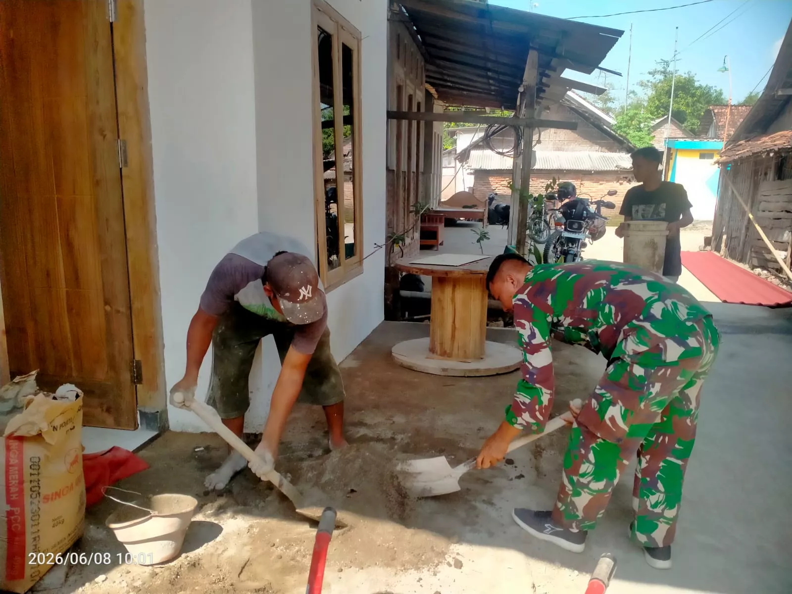 Babinsa Koramil Kudu Bantu Warga Desa Cupak Bangun Rumah