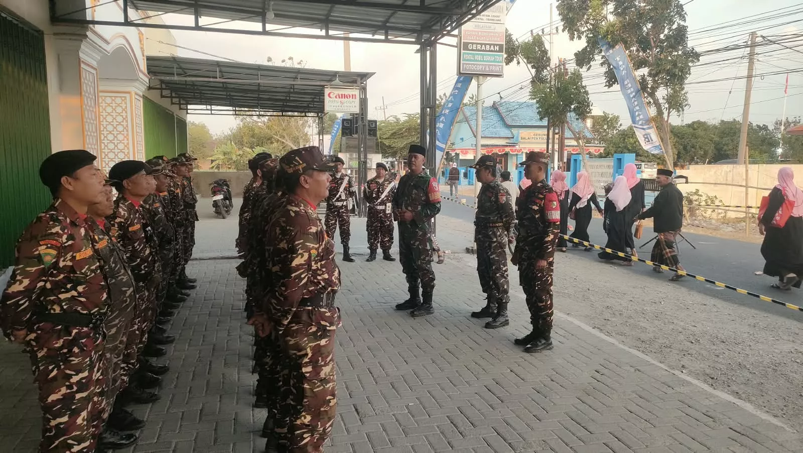 Babinsa Koramil Jajaran Jombang Laksanakan Komsos hingga Pengamanan Karnaval