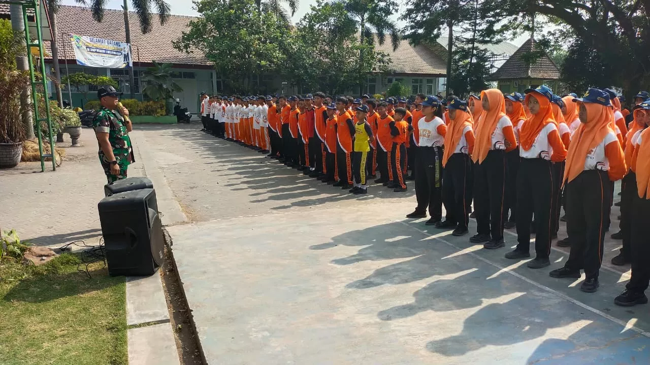 Babinsa Mojowarno Beri Materi Wasbang dan PBB ke Pelajar SMPN 1