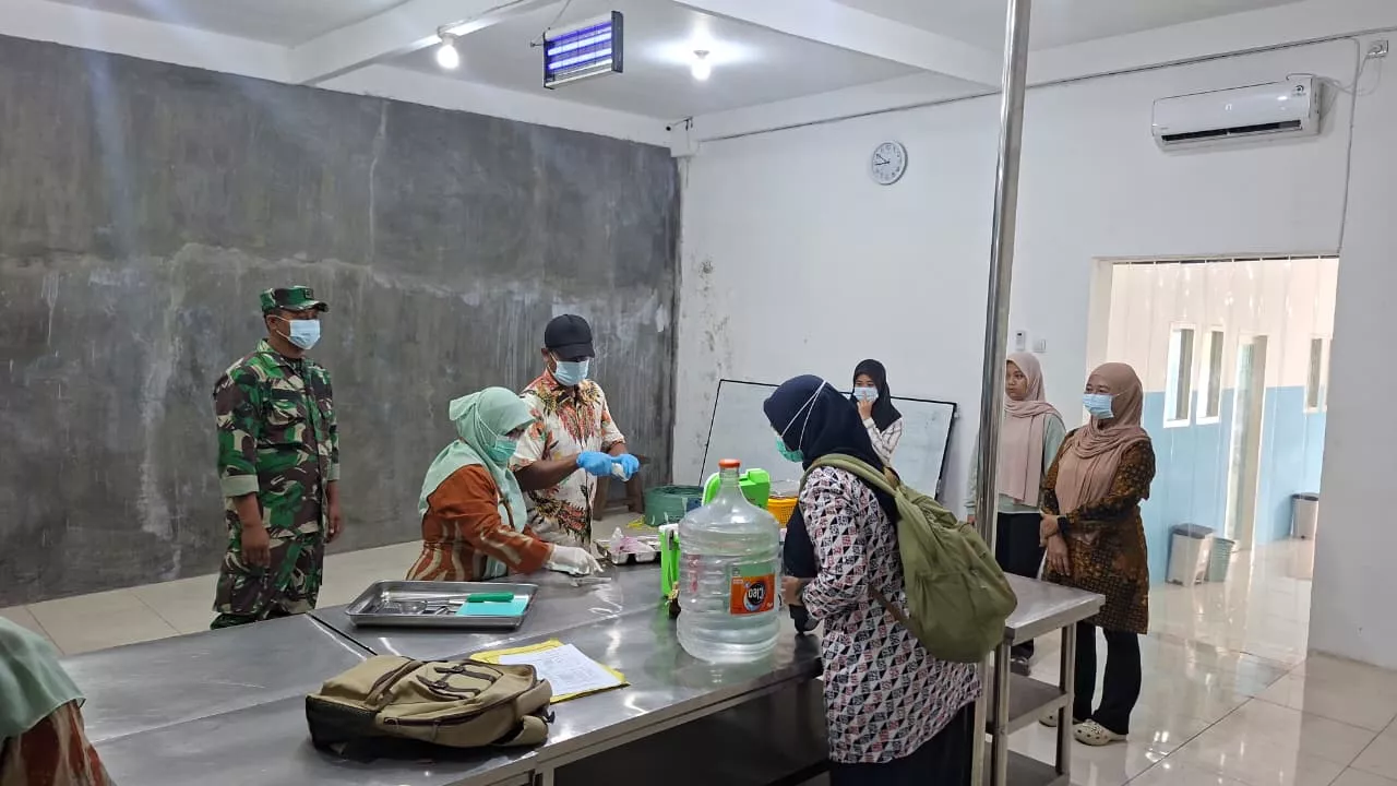 Sertu Sutrisno Dampingi Pengambilan Sampel SPPG oleh Pihak Puskesmas
