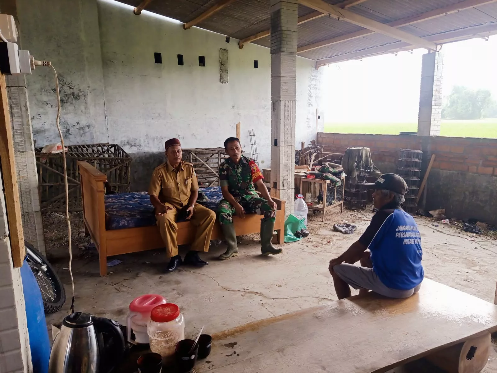 Babinsa Plandaan Komsos dengan Warga Jiporapah Bahas Keamanan Lingkungan
