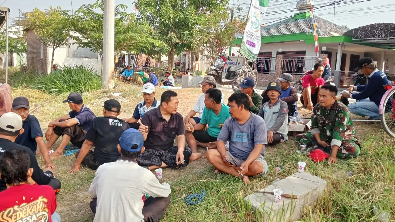 Babinsa Tembelang Komsos dengan Warga Mojokrapak