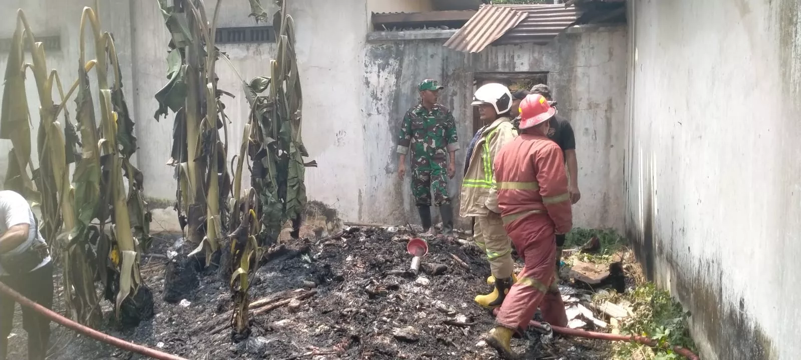 Babinsa dan Petugas Padamkan Kebakaran Rumah di Jombang