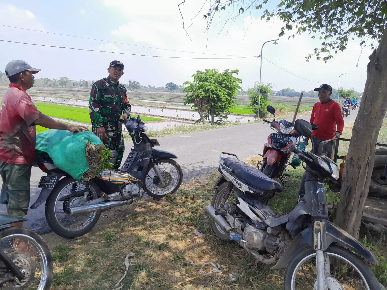 Babinsa Koramil Kudu Komsos dengan Petani Kudubanjar