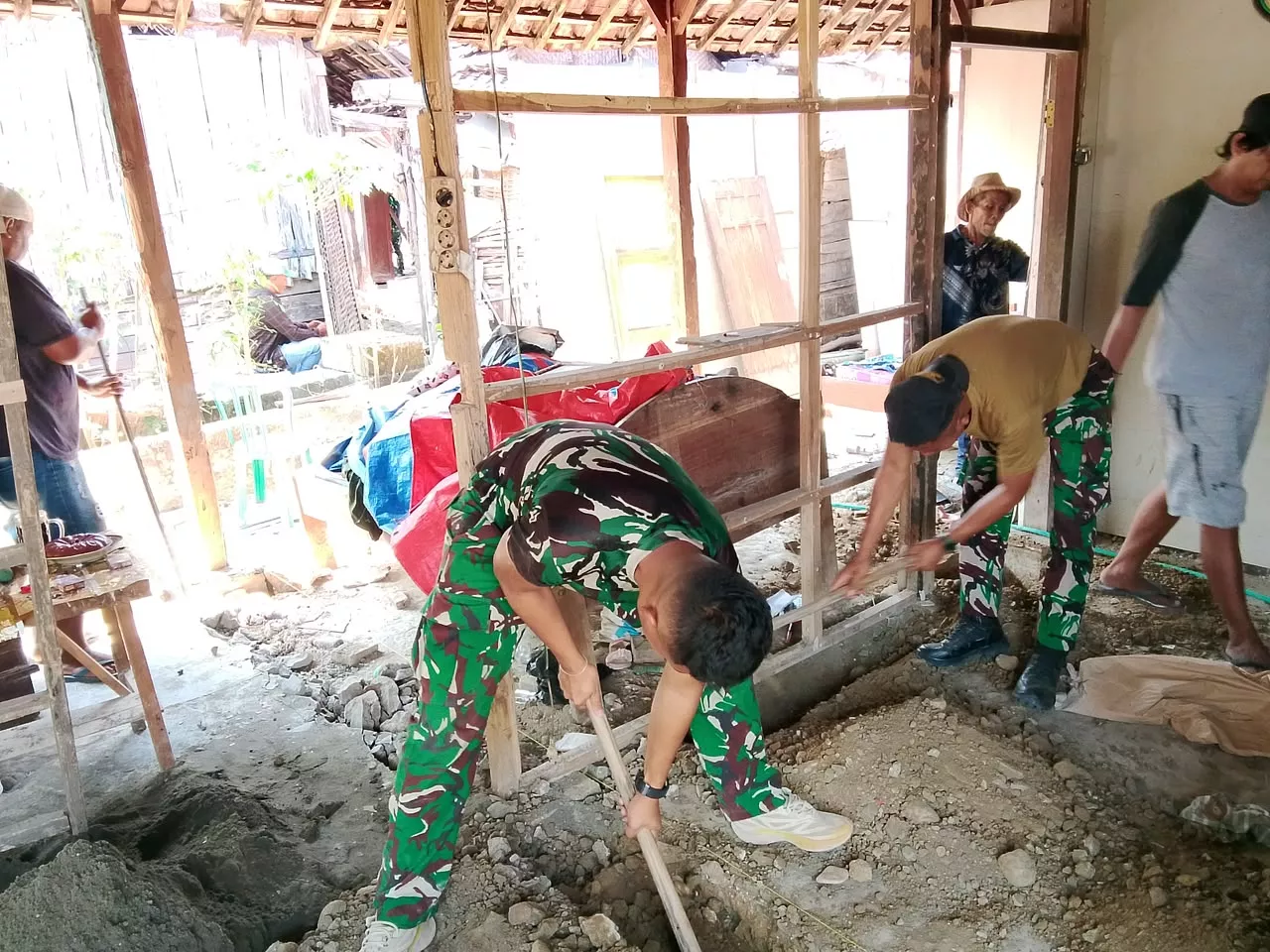 TMMD ke-130 Kodim Jombang Rehabilitasi Rumah Warga di Desa Klitih
