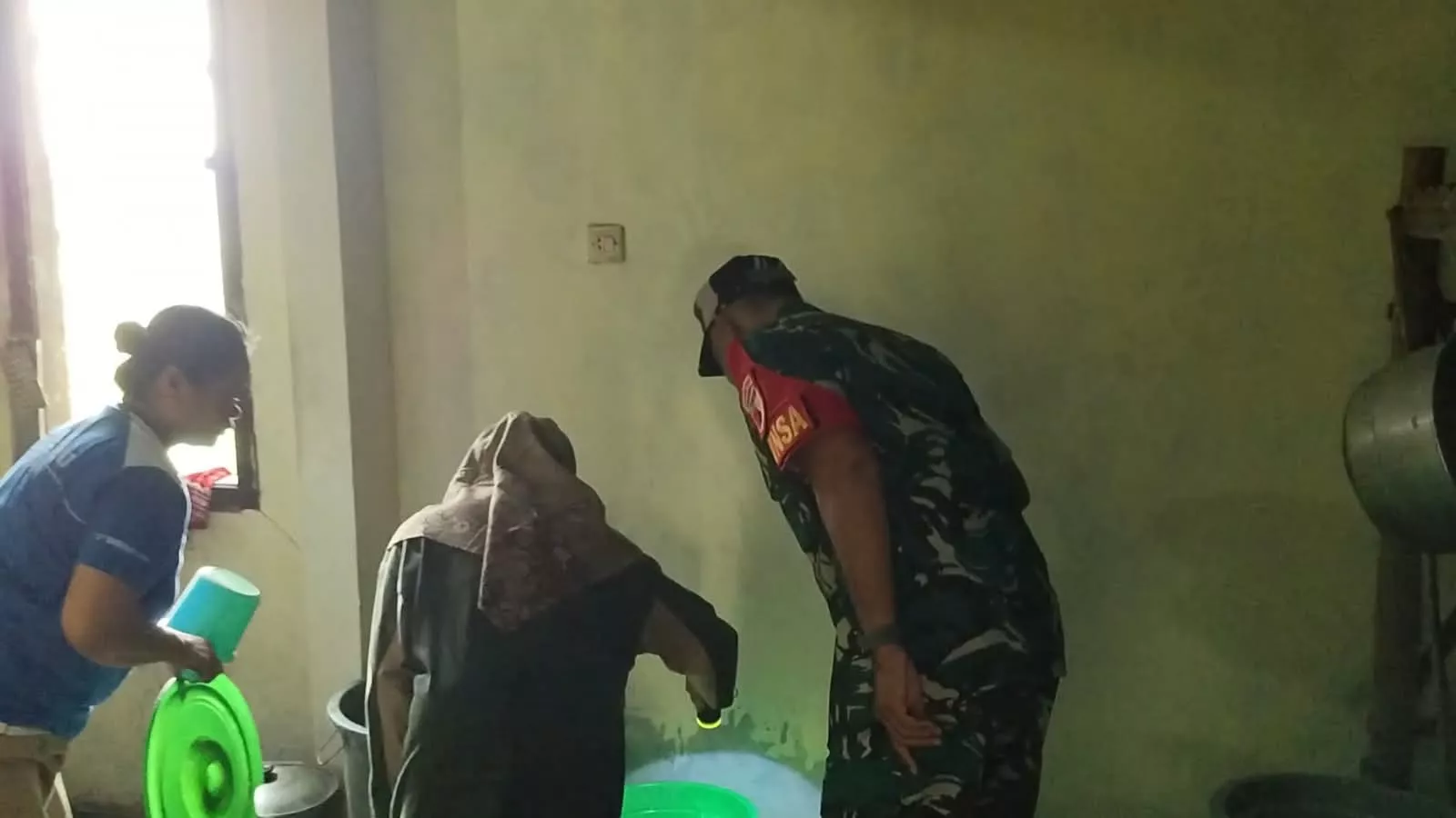 Babinsa Ngusikan Dampingi PSN di Desa Ngampel Cegah DBD