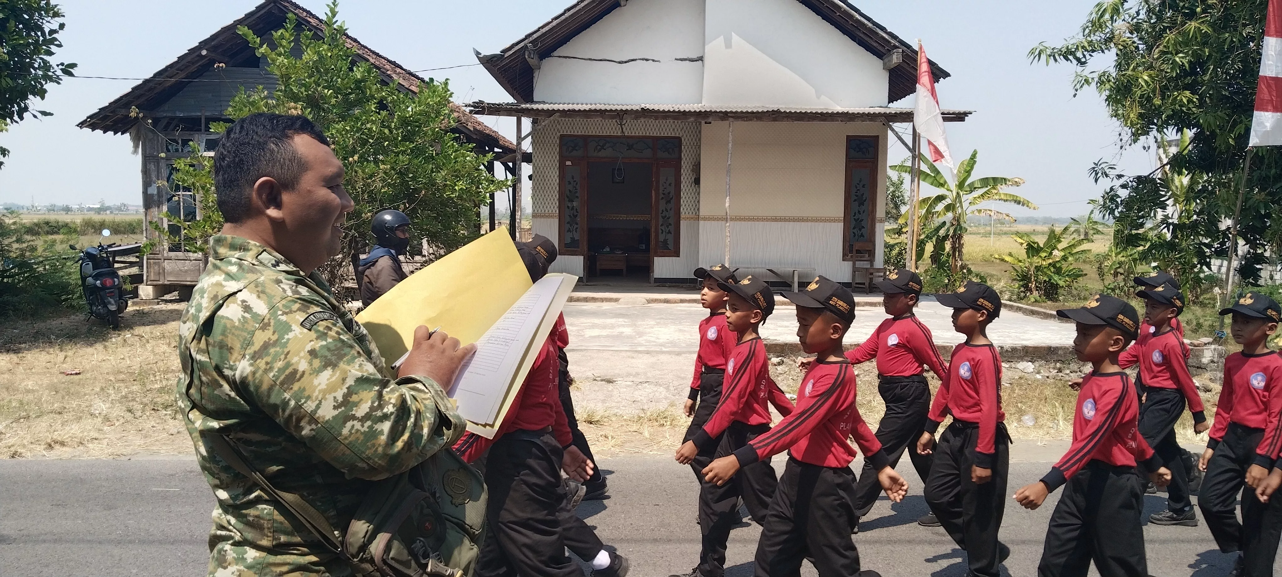 Pelda Aries Hadiri Perlombaan Gerak Jalan Tingkat Pelajar se-Kecamatan 