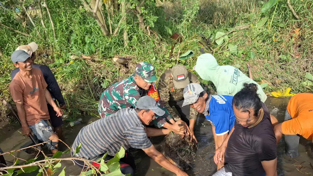 Babinsa dan Warga Gudo Jombang Gotong-Royong Perbaiki Saluran Irigasi
