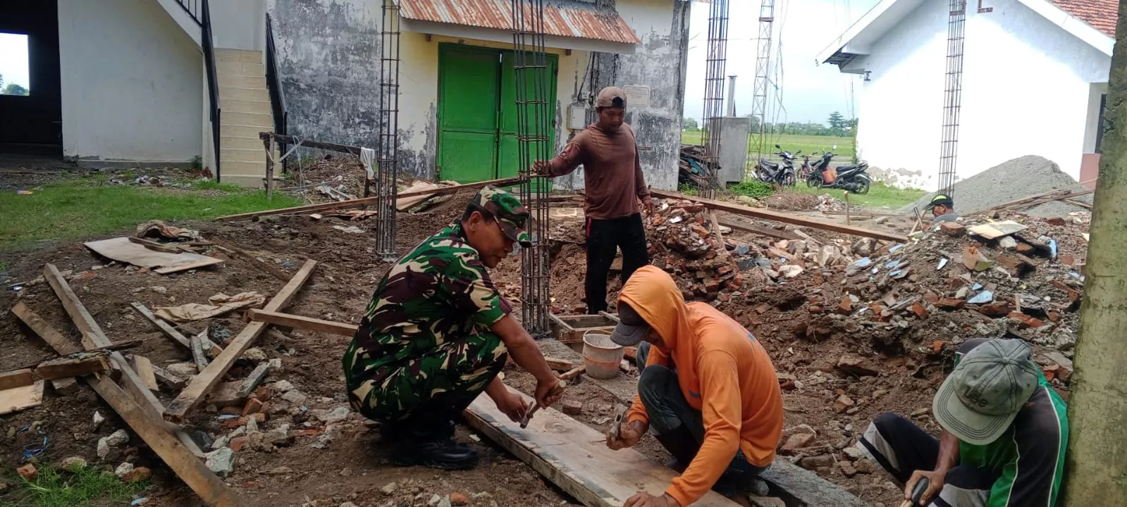 Babinsa Koramil Tembelang Bantu Bangun Rumah Warga Pulogedang