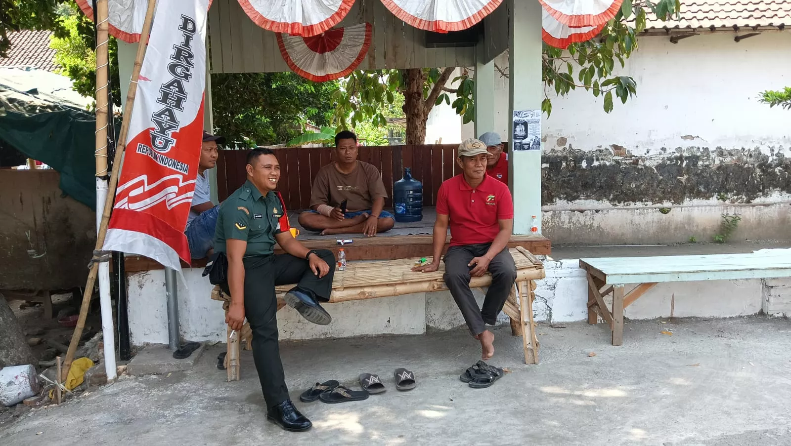 Sertu Imam Syahroni Komsos dengan Warga Kedungpari