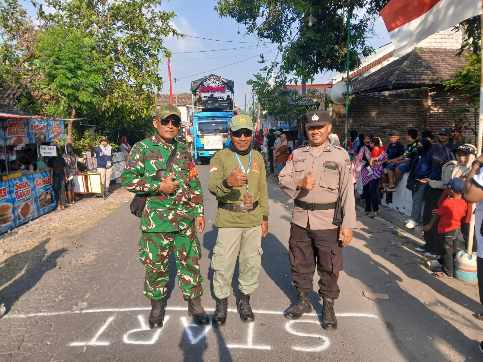 Babinsa dan Aparat Desa Amankan Karnaval di Jatiwates