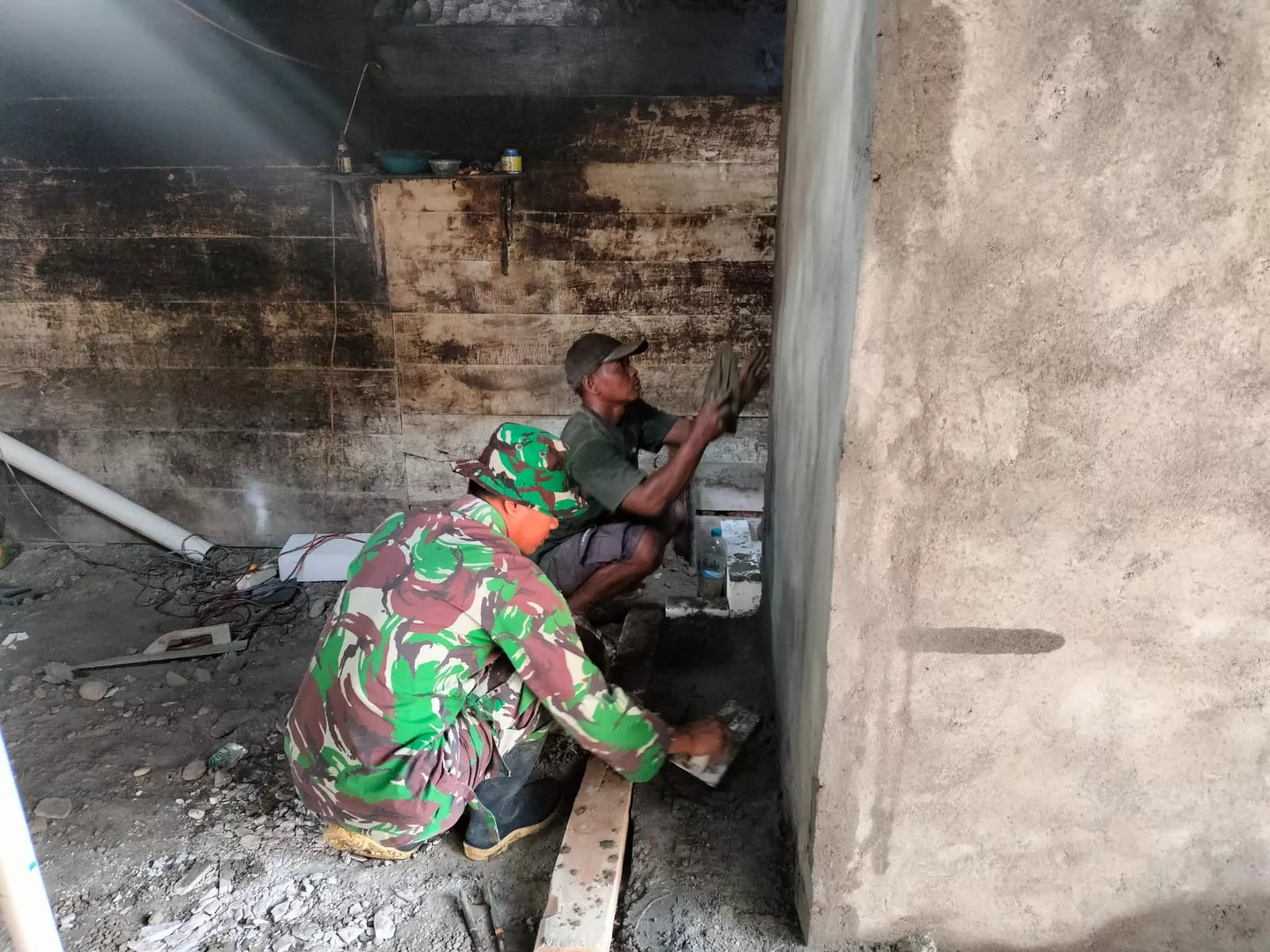 Satgas TMMD ke-130 Bangun MCK di Desa Pojokklitik Jombang