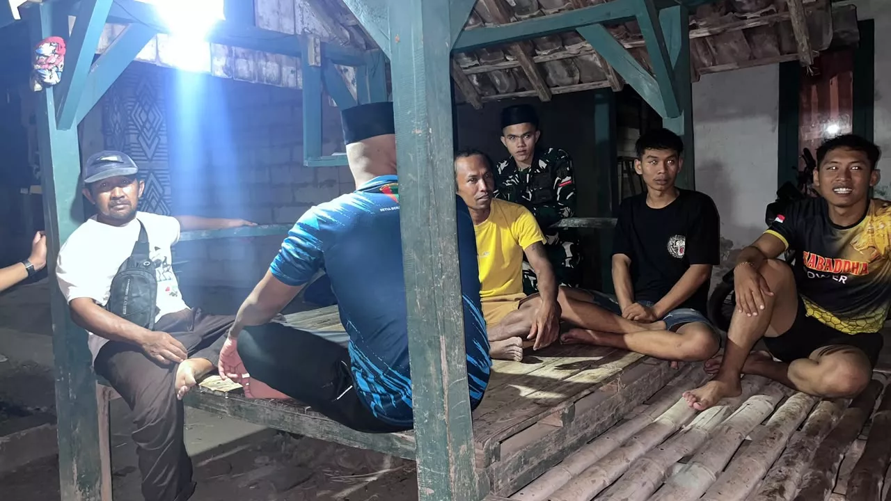 Anggota Satgas TMMD ke-130 Ikut Siskamling Bersama Warga Desa Klitih