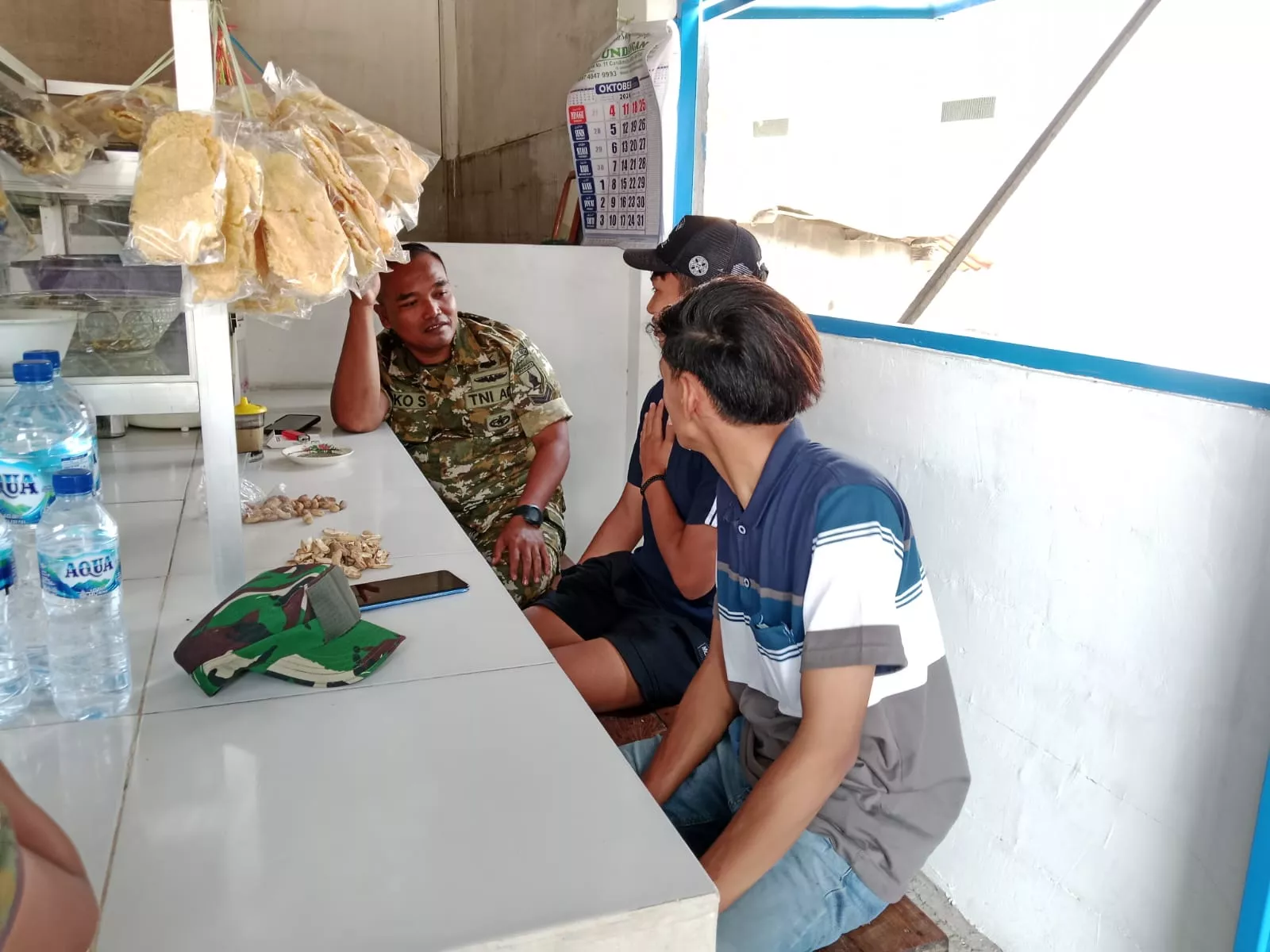 Babinsa Plandaan Komsos dengan Warga Plabuhan Jombang