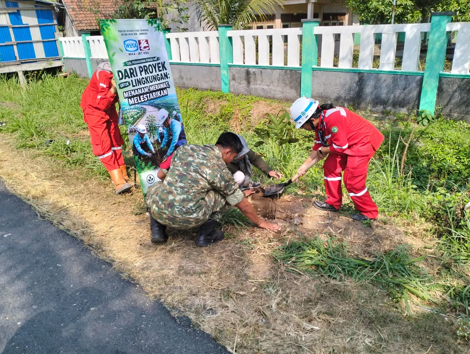 Babinsa Koramil Megaluh Dukung Program Penghijauan oleh Pihak PT Wika