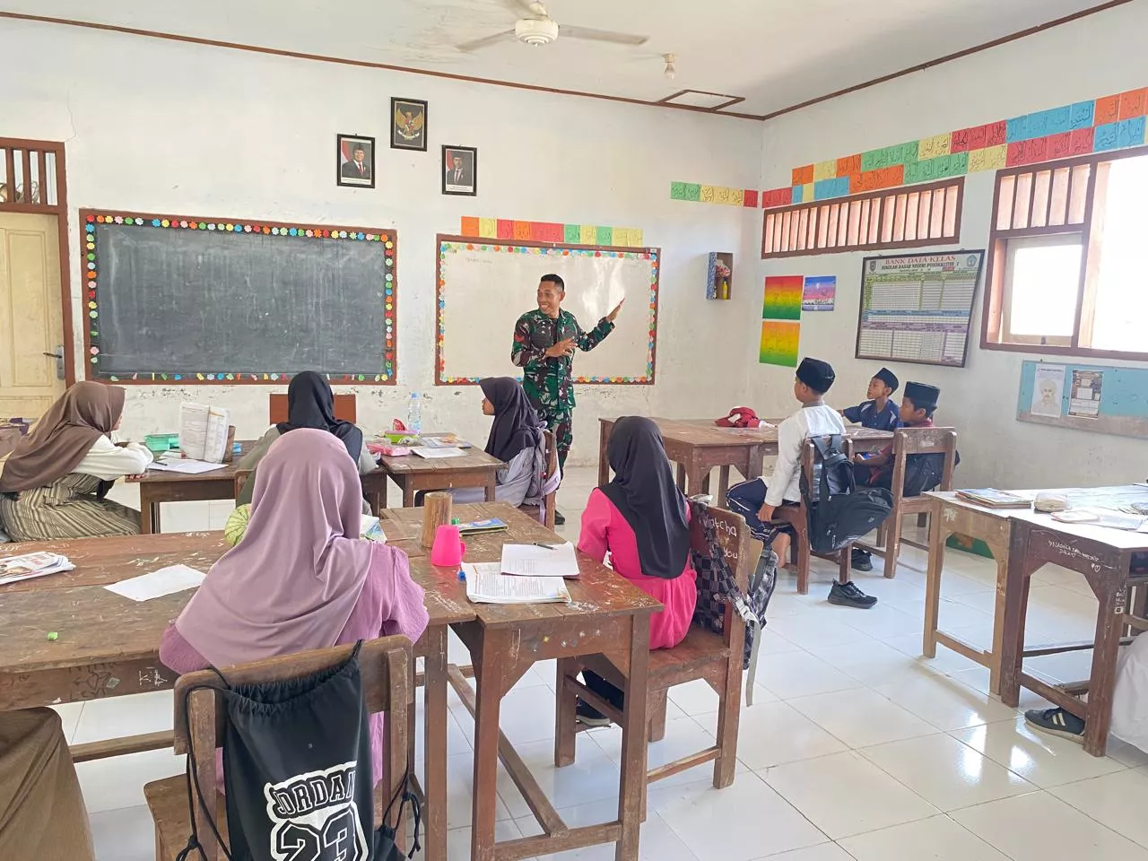 Anggota TNI Satgas TMMD Bantu Mengajar di SDN Pojok Klitih Jombang
