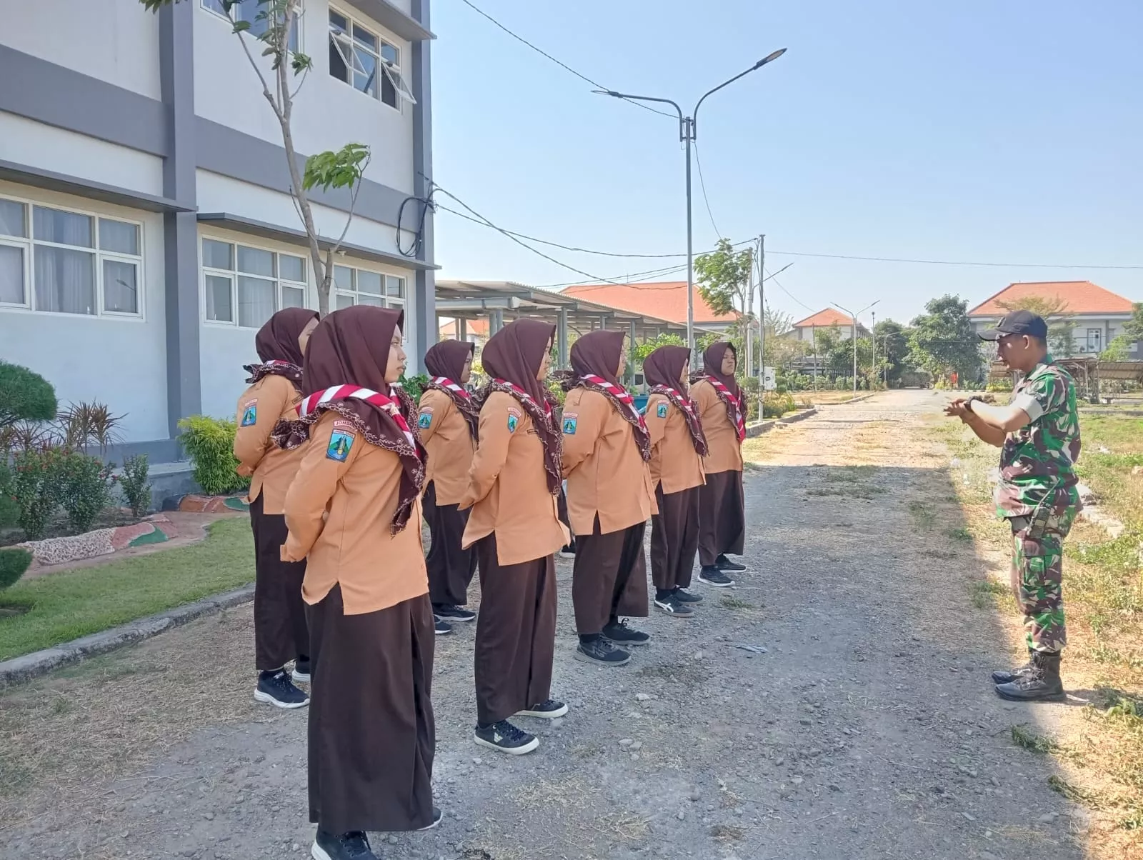 Babinsa Kesamben Latih PBB Pelajar Sains Tebuireng Jombang